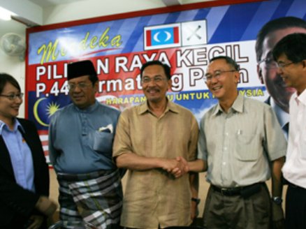 Beliau yang kini berada di Pulau Pinang secara terbuka menyifatkan DSAI sepatutnya meneraju negara dan meminta rakyat memberikan sokongan padu kepada Anwar.