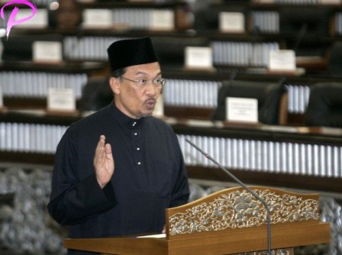  Malaysia's leading opposition figure Anwar Ibrahim raises his hand as he is sworn in as a member of parliament at the parliament house in Kuala Lumpur, August 28, 2008. Anwar won a sweeping victory in a by-election on Tuesday and returns to parliament just in time to join Friday's 2009 budget announcement and debate.