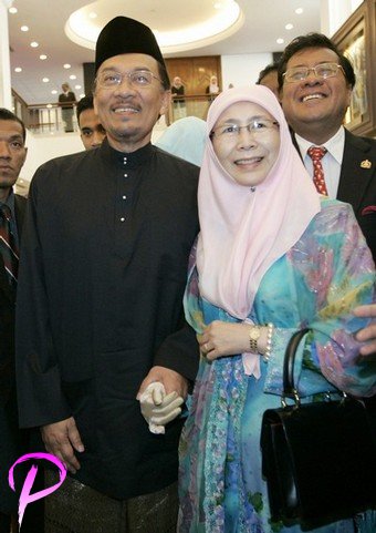 Malaysia's opposition figure Anwar Ibrahim and wife Wan Azizah Wan Ismail arrive before Anwar was sworn in as a member of parliament at the parliament house in Kuala Lumpur, August 28, 2008. Anwar won a sweeping victory in a by-election on Tuesday and returns to parliament just in time to join Friday's 2009 budget announcement and debate.