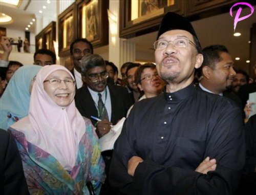 Malaysian opposition leader Anwar Ibrahim, right, and his wife Wan Azizah arrive at Parliament house in Kuala Lumpur, Malaysia, Thursday, Aug. 28, 2008. Anwar took his place Thursday as a member of Malaysia's Parliament, a major step in his goal to topple the government weakened by electoral defeats and internal dissent.