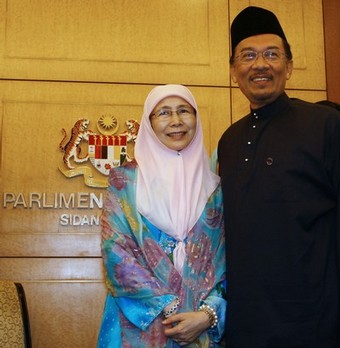 Malaysia opposition leader Anwar Ibrahim (R) and his wife Wan Azizah (L) arrive at a swearing in ceremony at Parliament House in Kuala Lumpur on August 28, 2008. Anwar Ibrahim will return to parliment after a ten year absence after winning a hotly contested by-election in northern Penang state tthat now will make him the parliamentary Leader of The Opposition. Anwar claimed a landslide victory this week in a by-election to return him to parliament, capping a stunning comeback after he was sacked as deputy premier in 1998 and jailed for sodomy and corruption.