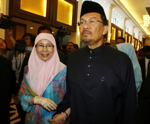 Malaysia opposition leader Anwar Ibrahim (R) and his wife Wan Azizah (L) arrive at a swearing in ceremony at Parliament House in Kuala Lumpur on August 28, 2008. Anwar Ibrahim will return to parliment after a ten year absence after winning a hotly contested by-election in northern Penang state tthat now will make him the parliamentary Leader of The Opposition. Anwar claimed a landslide victory this week in a by-election to return him to parliament, capping a stunning comeback after he was sacked as deputy premier in 1998 and jailed for sodomy and corruption.