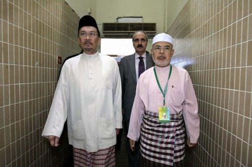 Malaysia's leading opposition figure Anwar Ibrahim (L) and leader of Parti Islam se-Malaysia (PAS) Haron Din arrive for PAS 54th annual conference in Ipoh, 200 km (125 miles) north of Kuala Lumpur, August 15, 2008.