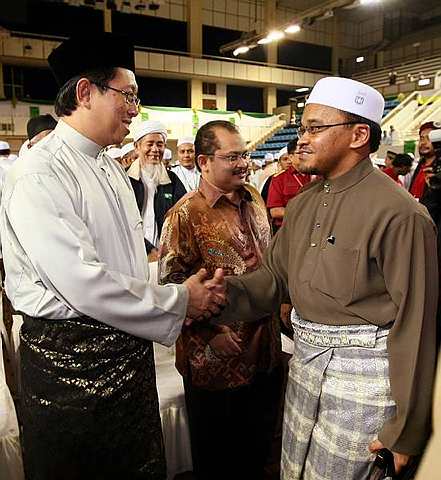 NASHARUDDIN Md Isa (kanan) bersalaman dengan Menteri Besar Perak, Datuk Seri Mohammad Nizar Jamaluddin selepas merasmikan Muktamar Dewan Pemuda PAS Ke-49 di Stadium Indera Mulia di Ipoh, malam tadi.  -fotoBERNAMA