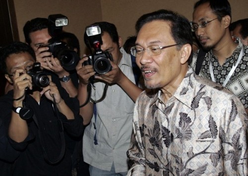 Malaysia's opposition leader Anwar Ibrahim walks past photographers after attending a seminar held by the Indonesian Association of Muslim Intellectuals (ICMI) in Jakarta September 6, 2008. Anwar rejoined Malaysia's parliament last week after a 10-year absence and vowed to oust the current administration.