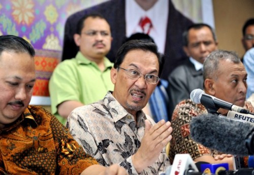 Malaysian opposition leader Anwar Ibrahim (C) speaks during a press conference in Jakarta on September 6, 2008 after meeting with a think tank. Malaysian opposition leader Anwar Ibrahim said he is on track to meet a mid-September deadline to recruit enough members of parliament to topple the government.