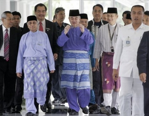Dalam mesyuarat Majlis Tertinggi UMNO 18 September 2008, Abdullah lunyai kena bedal beberapa ahli MT pasal peralihan kuasa. Katanya, dia sampai menitiskan air mata. Lepas tu dia pun buat kenyataan yang membayangkan dia akan mempercepatkan proses peralihan kuasa itu.