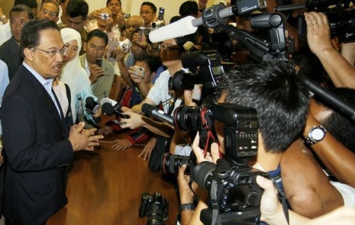 Malaysian opposition leader Anwar Ibrahim (L) speaks to press at the Sessions Court in Kuala Lumpur on September 10, 2008. Anwar was in court to face a sodomy charge similar to one filed against him a decade ago and which he claim as politically motivated. The case was postpone until September 24.