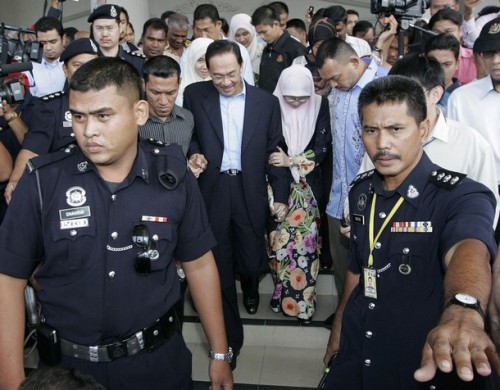 Malaysian opposition leader Anwar Ibrahim leaves the courthouse with his wife Wan Azizah Wan Ismail in Kuala Lumpur September 10, 2008. Anwar was bailed on sodomy charges on Wednesday, allowing him to push ahead with his bid for power at a time when the government is embroiled in a bitter race row. REUTERS/Zainal Abd Halim (MALAYSIA)
