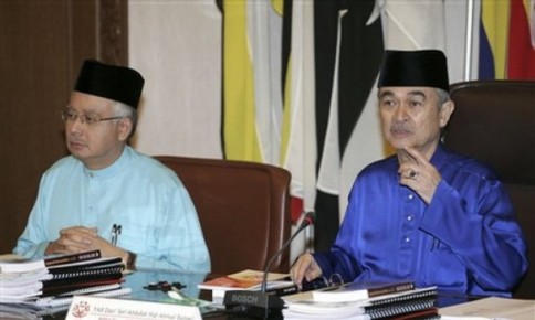 sebarang keputusan berkaitan kedudukannya sebagai Presiden Umno dan juga peralihan kuasa akan dibuat oleh beliau sendiri.