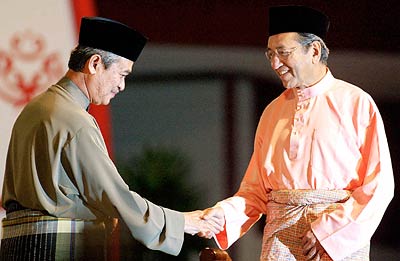 biarpun Mahathir sudah meninggalkan UMNO sejak beberapa bulan lalu, Abdullah wajar insaf bahawa Mahathir telah berkelana jauh daripada UMNO kerana beliau amat kecewa dengan kepimpinan Abdullah sendiri!