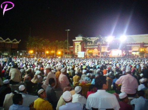 Puluhan ribu rakyat kelantan membanjiri padang Dewan Majlis Perbandaran Kota Bharu di perkarangan Stadium untuk mendengar ceramah DSAI semalam