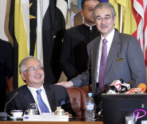  Malaysia's Prime Minister Abdullah Ahmad Badawi (R) and his deputy Najib Razak share a light moment after a news conference in Kuala Lumpur October 8, 2008. Abdullah is to step down in March next year and on Wednesday endorsed Najib as his successor.