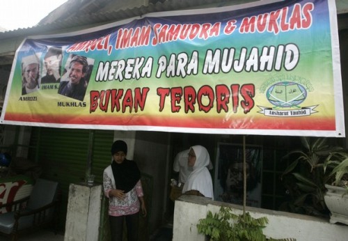 A banner reading "Amrozi, Imam Samudra and Muklas are Mujahiddeen, not terrorists" hangs outside the house of Samudra's mother in Serang, Banten province November 6, 2008. Indonesian officials on Thursday told the family of one of the three militants sentenced to death for the 2002 Bali bombings to accept execution once it happens, a sign that executions will take place soon.