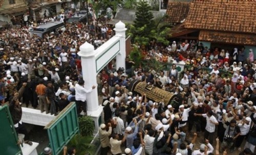Indonesian Muslims carry a coffin of Bali bomber Imam Samudra in Serang, Banten province, Indonesia, Sunday Nov. 9, 2008. Indonesia executed Samudra, 38, and brothers Amrozi Nurhasyim, 47, and Ali Ghufron, 48, Saturday for helping plan and carry out the 2002 Bali bombings that killed 202 people, many of them foreign tourists. (AP Photo/Achmad Ibrahim)