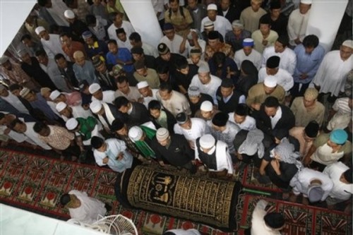Indonesian Muslims prepare to pray in front of the coffin of Bali bomber Imam Samudra inside a mosque in Serang, Banten province, Indonesia, Sunday Nov. 9, 2008. Indonesia executed Samudra, 38, and brothers Amrozi Nurhasyim, 47, and Ali Ghufron, 48, Saturday for helping plan and carry out the 2002 Bali bombings that killed 202 people, many of them foreign tourists. (AP Photo/Achmad Ibrahim)