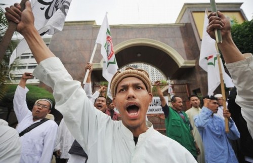 Members of Indonesian Mujahidin council (MMI) shout slogans during a protest in support of convicted Bali Bombers Amrozi, Mukhlas and Imam Samudra in front of attorney general's office in Jakarta on November 7, 2008. The families of the Indonesian Islamists on death row for the 2002 Bali Bombings have been told to "get ready" for the executions, a prosecutor said November 7.