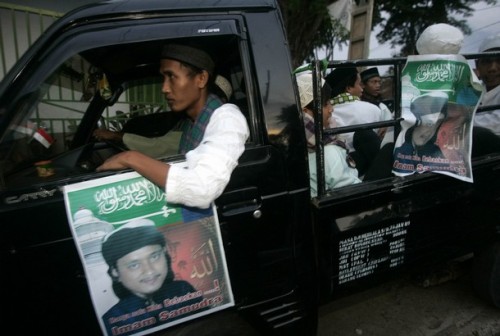 Supporters of Bali bomber Imam Samudra ride a car to visit Samudra's family in Serang, Banten province November 6, 2008. Indonesian officials on Thursday told the family of one of the three militants sentenced to death for the 2002 Bali bombings to accept execution once it happens, a sign that executions will take place soon.