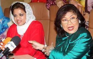 Shahrizat dalam kenyataannya kelmarin juga berkata, beliau masih berpegang dengan pendirian bahawa pelan peralihan jawatan Ketua Wanita Umno dan Naib Ketua Wanita Umno perlu diselaraskan dengan badan induk, Pemuda dan Putera sempena Perhimpunan Agung Umno Mac depan.