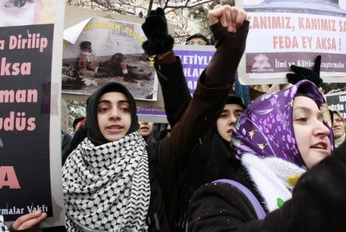 Demonstrators shout slogans during a protest against Israeli attacks on Gaza in front of Israel's embassy in Ankara December 28, 2008. Protesters demanded that the Turkish government ends all kinds of relations with the Israeli government. REUTERS/Umit Bektas (TURKEY)