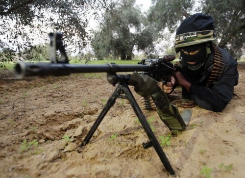 A Hamas militant takes part in a training drill near the border with the Gaza Strip December 19, 2008. Hamas on Thursday declared an end to a six-month-old Egyptian-brokered ceasefire with Israel in the Gaza Strip, raising the prospect of an escalation in cross-border fighting. REUTERS