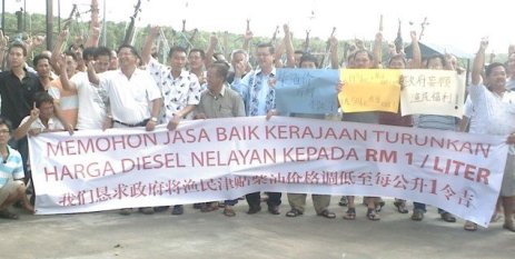 Protes, Sebahagian daripada Ahli Persatuan Nelayan Pukat Tunda Kuantan yang kecewa dengan harga minyak diesel dan melancarkan mogok di jeti LKIM , Kemunting petang semalam
