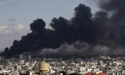 Smoke rises during Israel's offensive in Gaza January 9, 2009. Israel pushed ahead with its two-week-old offensive in the Gaza Strip on Friday, ignoring a U.N. Security Council resolution calling for an immediate ceasefire. REUTERS/Suhaib Salem (GAZA)