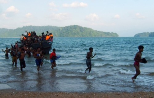 Rohingya migrants arrive on Koh Sai Daeng in southwest Thailand to be processed by Thai authorities in this undated photo obtained by CNN. Pressure mounted on Thailand on January 26, 2009 to come clean on allegations the army towed Rohingya refugees out to sea and abandoned them in engine-less boats, after CNN showed pictures depicting exactly that.  REUTERS/CNN  