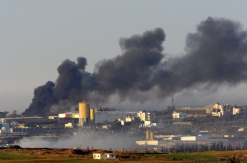 Smoke rises from a gas terminal after an explosion in the northern Gaza Strip January 4, 2009. Israeli tanks and infantry battled Hamas fighters in the Gaza Strip on Sunday in a ground offensive launched after eight days of deadly air strikes failed to halt the Islamist group's rocket attacks on Israel. REUTERS/Yannis Behrakis (GAZA)