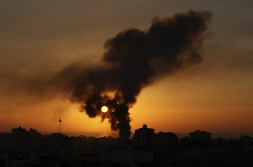 Smoke rises over Gaza city January 6, 2009. Israeli tank shells killed at least 40 Palestinians on Tuesday at a U.N. school where civilians had taken shelter, medical officials said, in carnage likely to boost international calls for a halt to Israel's Gaza offensive. REUTERS/Suhaib Salem (GAZA)
