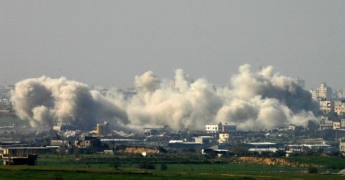Smoke rises during Israel's offensive in the northern Gaza Strip January 12, 2009.  Israeli troops fought fierce gun battles with Hamas fighters on Monday, keeping military pressure on the Islamist group while avoiding all-out urban warfare that would complicate ongoing diplomatic efforts to end the Gaza war.  REUTERS/Ronen Zvulun (GAZA)