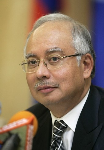 ,Najib bakal menghitung hari karier politiknya akan berakhir.Kau kena perangkaplah Najib.Pak Lah dan Khairi sengaja beri tanggungjawab baru kepada kau sebagai Pengerusi Perhubungan UMNO Negeri Perak.
