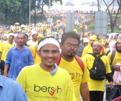 Gabungan Pilihanraya Bersih dan Adil (Bersih) tidak mahu lagi berbaju kuning, ia akan melancarkan kempen berbaju hitam sempena membantah sidang DUN Perak, Khamis ini