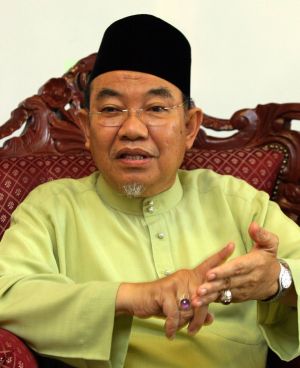 Pemuda PAS Perak kesal dengan tindak-tanduk Dato' Seri Mufti yang kelihatan selesa menjadi boneka dan talian hayat Umno Perak sering mengeluarkan kenyataan yang memihak Umno/BN.