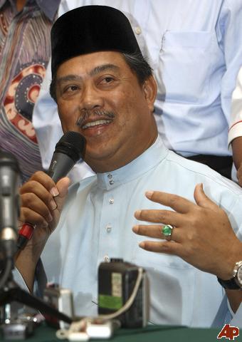 Kembalikan hak penentu ini kepada rakyat! Timbalan Presiden Umno, Muhyiddin Yassin  nampaknya akur dengan hakikat ini. Beliau mahu rakyat menentukan siapa wajar memimpin Perak. Bagaimanapun Najib sebagai Presiden Umno nampaknya masih keberatan memulangkan hak rakyat Perak ini.