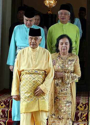 Apa yang Najib tidak sedar kesilapan yang dilakukannya ialah, dengan mengatakan hanya Sultan yang berkuasa membubarkan Dewan, beliau sebenarnya sudah mengaku bahawa penyelesaian krisis Perak ialah dengan membubarkan Dewan Undangan Negeri. Cuma dalam premis pemikiran politiknya ialah, biarlah rakyat salahkan Sultan kerana tidak mahu menyelesaikan krisis ini.
