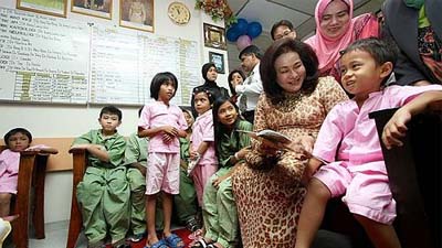 ISTERI Perdana Menteri, Datin Seri Rosmah Mansor bermesra dengan salah seorang pesakit kanak-kanak ketika melawat Wad Pediatrik, Hospital Kuala Lumpur sempena hari lahir suaminya, Datuk Seri Najib Tun Razak, di Kuala Lumpur hari ini. Gambar UTUSAN